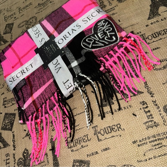Victoria'S Secret Black Hot Pink Signature Plaid Heart Patch Scarf One Size - Picture 6 of 10
